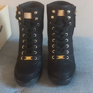 Sneaker wedge shoes.